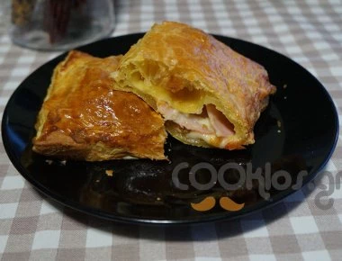 Η συνταγή της ημέρας: Σφολιάτα με μπέικον και τριμμένα τυριά